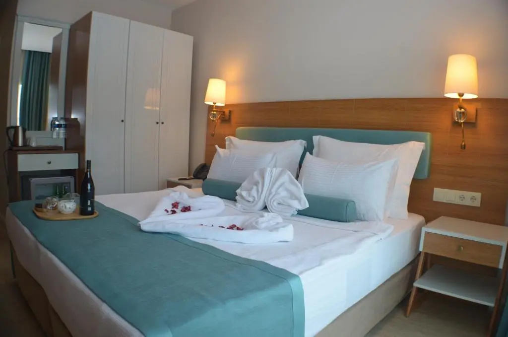 Deluxe Double room with partial sea view (full double bed)
