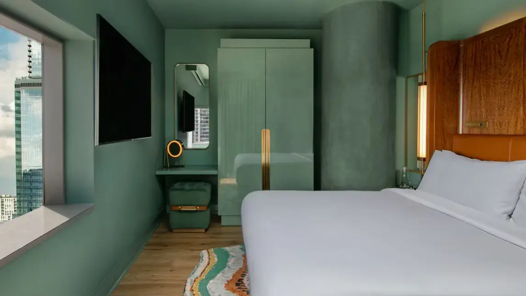 1 Bedroom Deluxe Double Suite with lake view (full double bed)