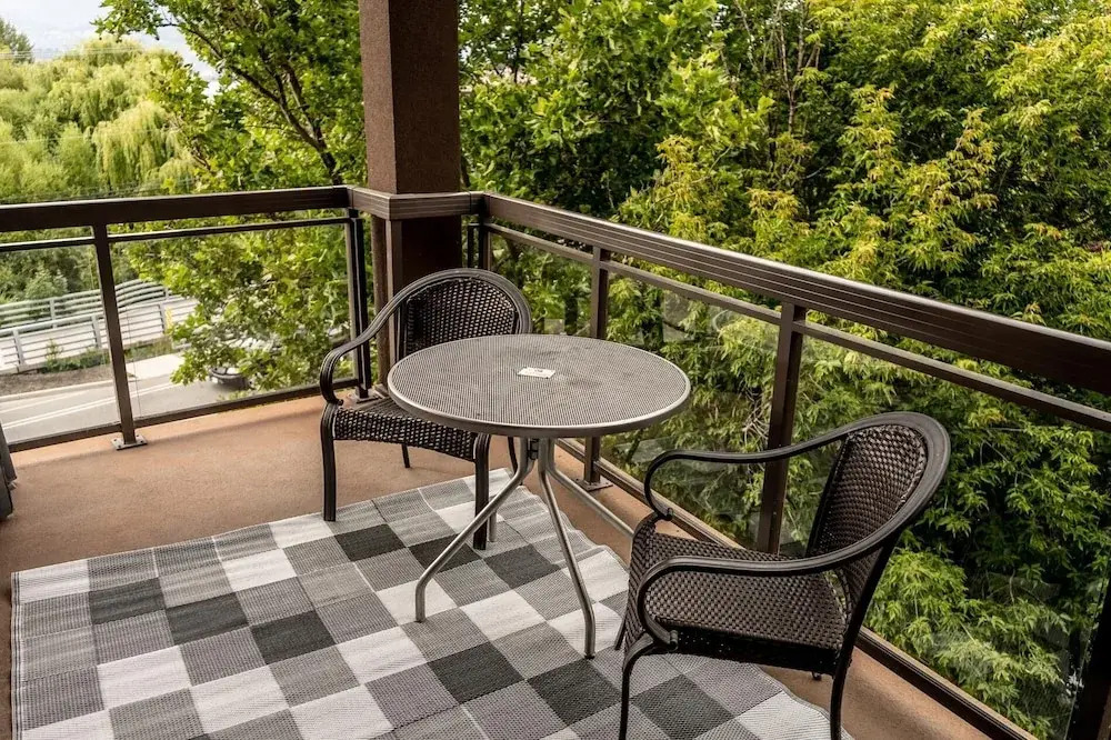 Bright Corner Apartment w/ Lake View #418 - фото 10