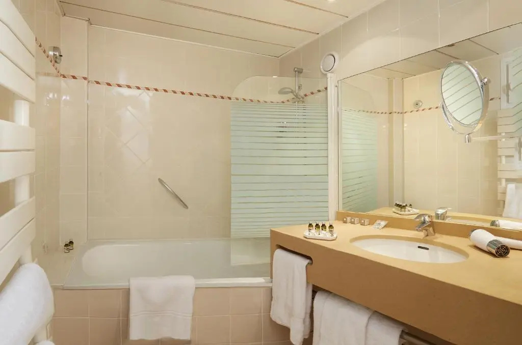 Relais Du Louvre 53