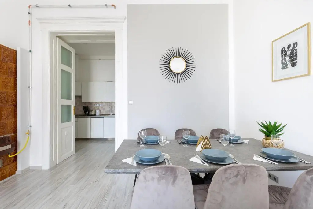 Designer Apartment on the Budapest Broadway w 2BR and Panorama Balcony (Nm8J)
