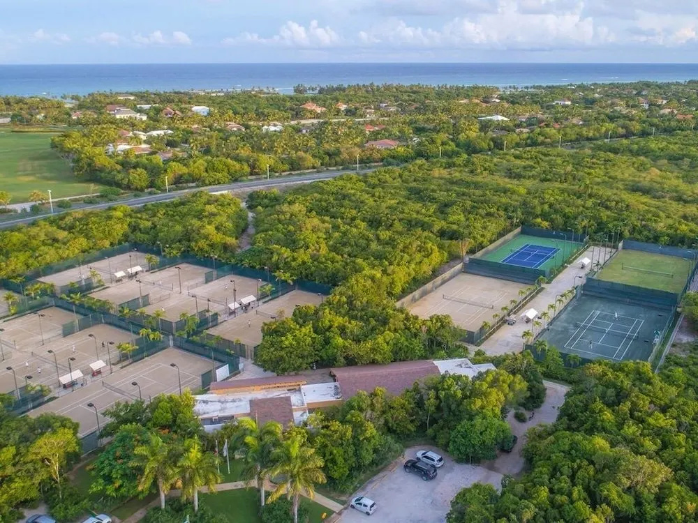 8 BDR Villa Walking Distance From Private Beach With Service Staff