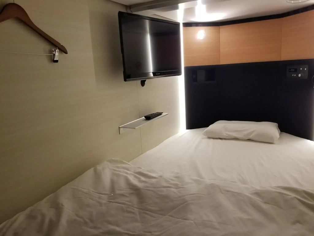 Glansit Akihabara Comfort Capsule Hotel — фото