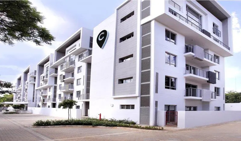 兩臥室四人公寓，享有市景，配有雙人床。