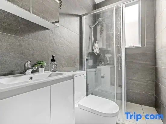 Private Room – Right by Campus & Main Street Amenities