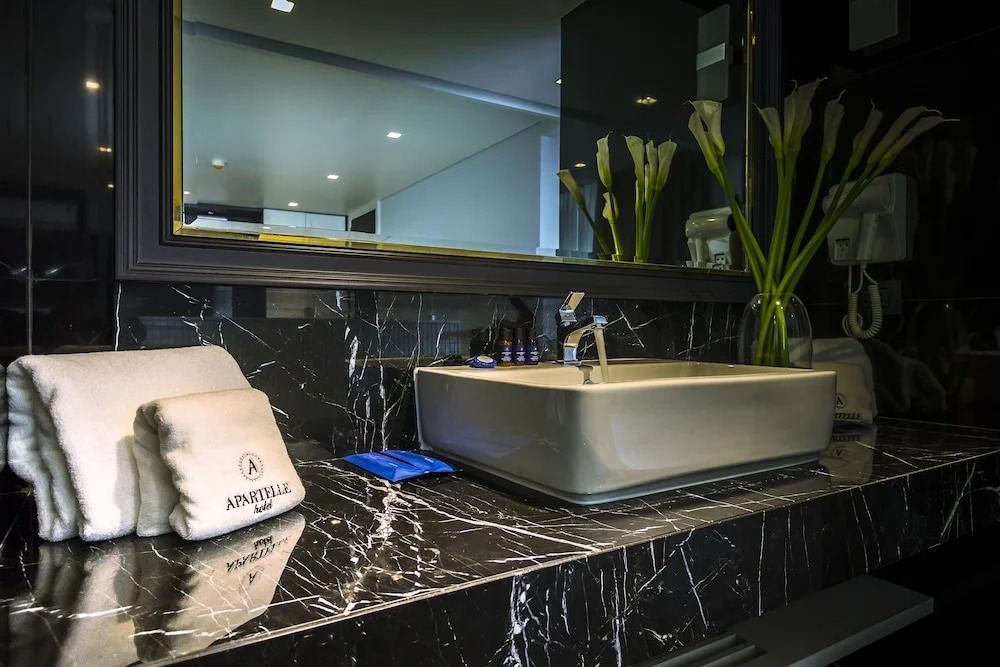 Двухместный номер Premium с балконом двуспальная кровать в Apartelle Jatujak Hotel