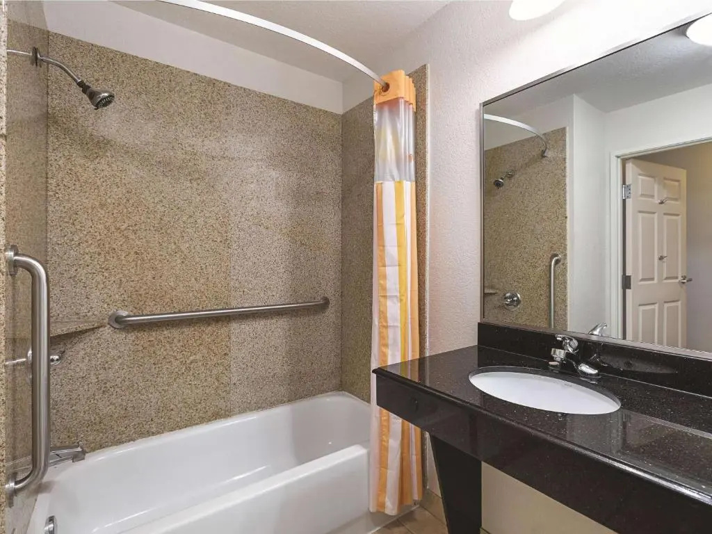 La Quinta Inn & Suites by Wyndham Alvarado - Chambres