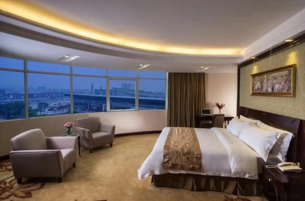 Deluxe Double Suite with street view full double bed