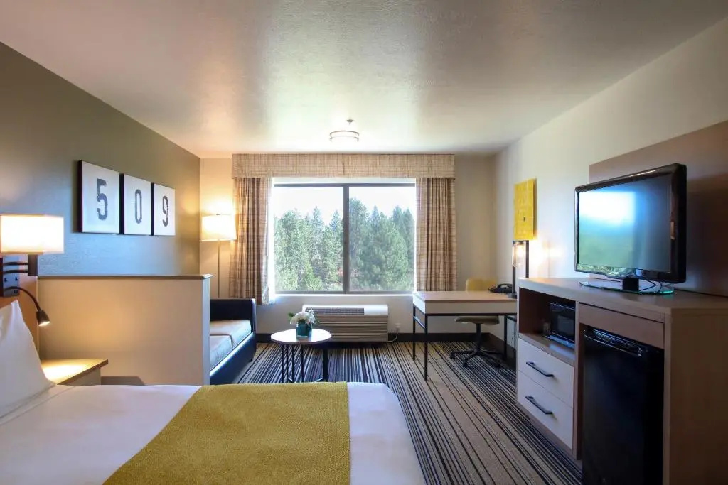 Oxford Suites Spokane Valley - Tap to explore photos