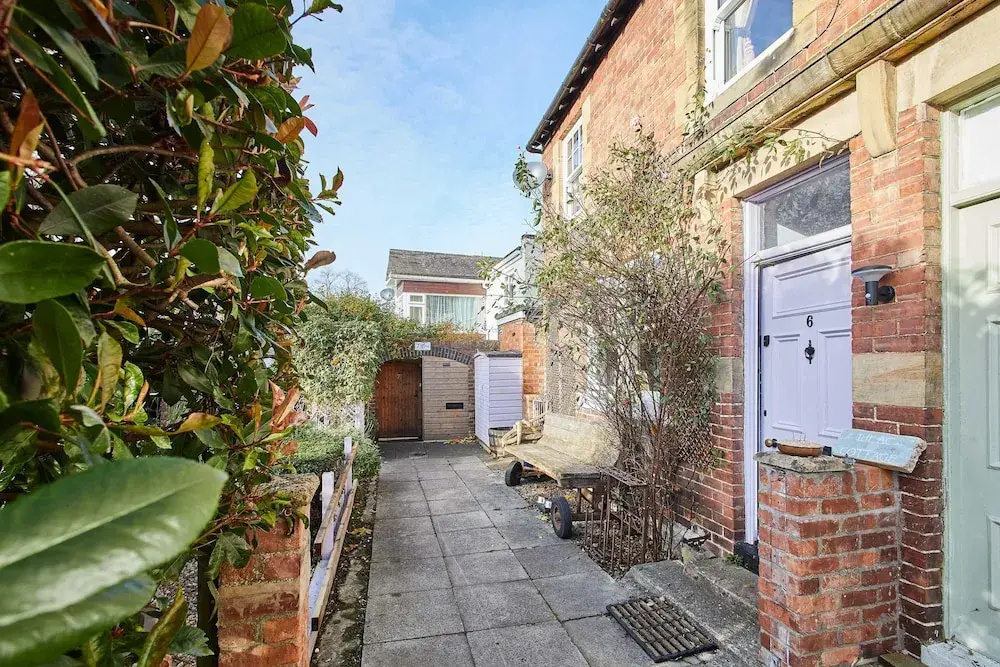 Host Stay Lilac Cottage