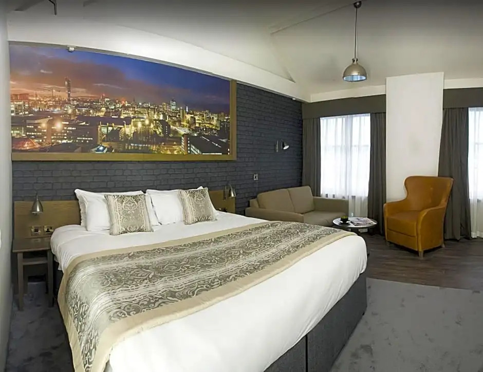 Deluxe Double Suite full double bed