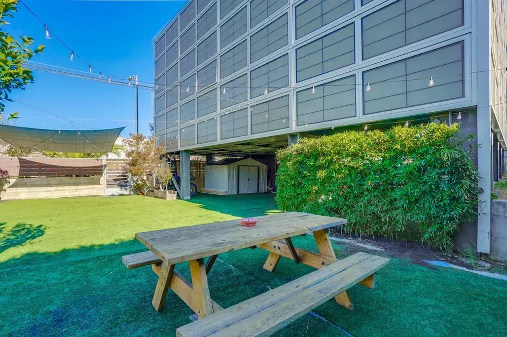 Modern Penthouse in Venice Beach-the Steel Rose-