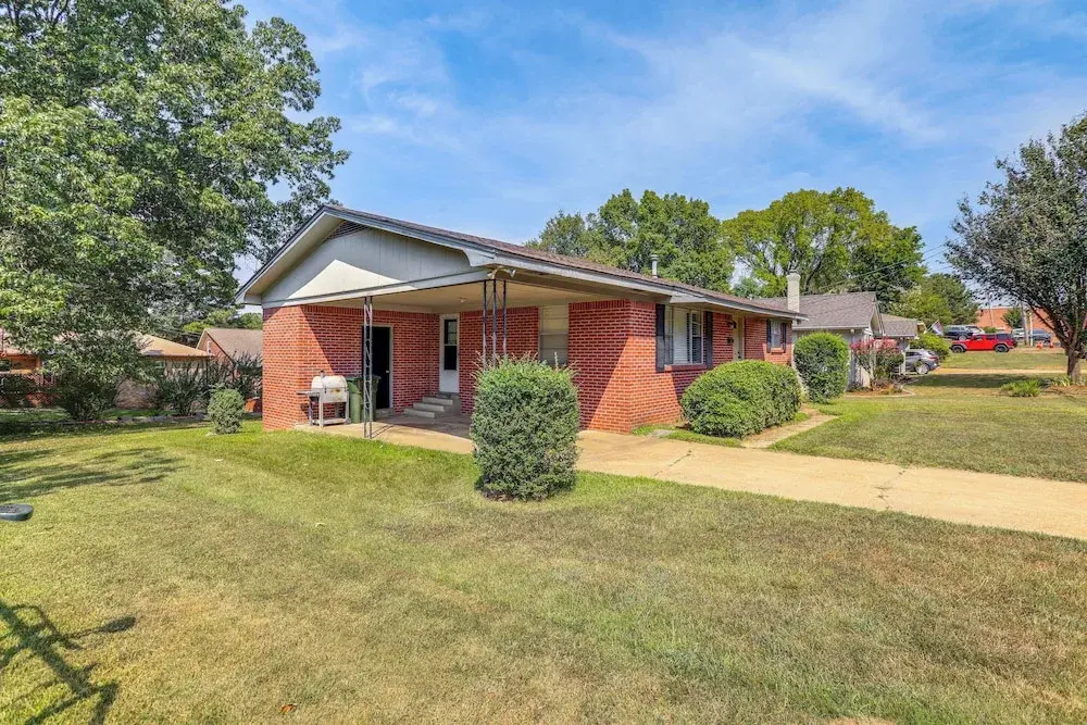 Cozy Home w/ Grill: Walkable Oxford Location