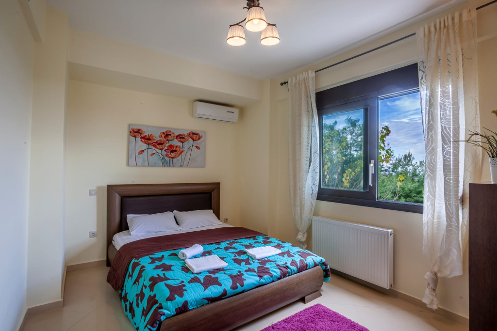 6 Bedrooms Villa