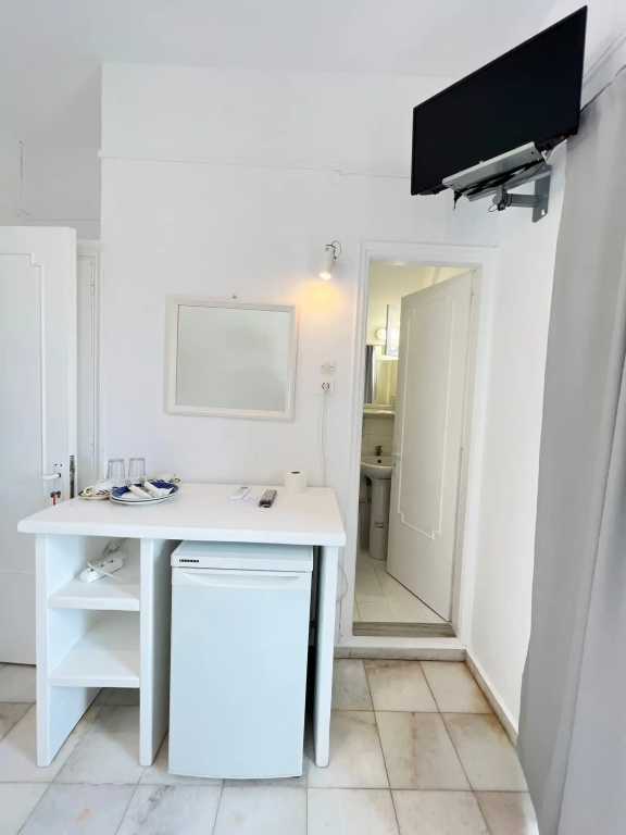 Standard Double room with street view (full double bed)