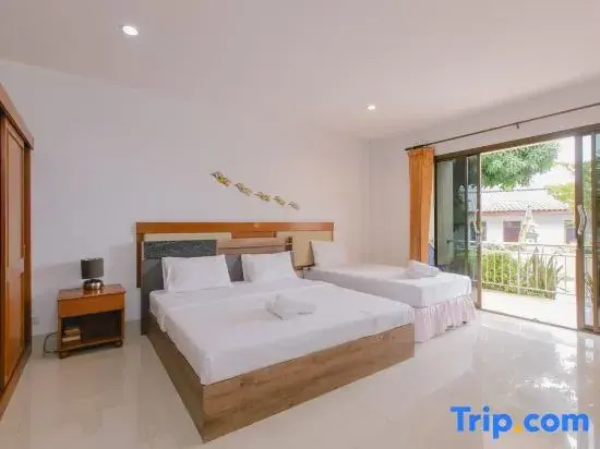 Трёхместная студия с балконом в Kataonsea Bungalows