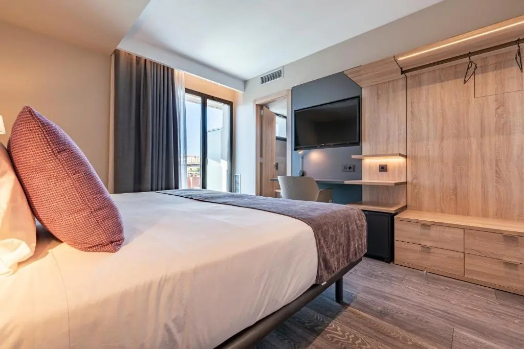 Standard Double room with balcony and with city view (full double bed)
