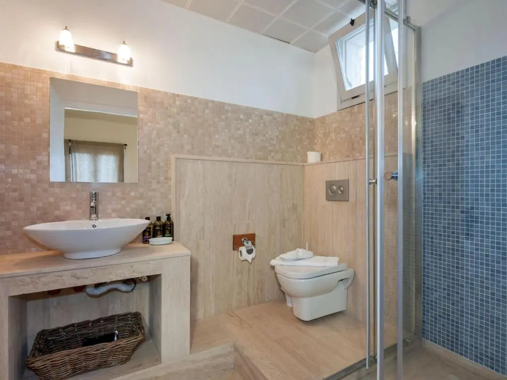 Deluxe Double room (full double bed)