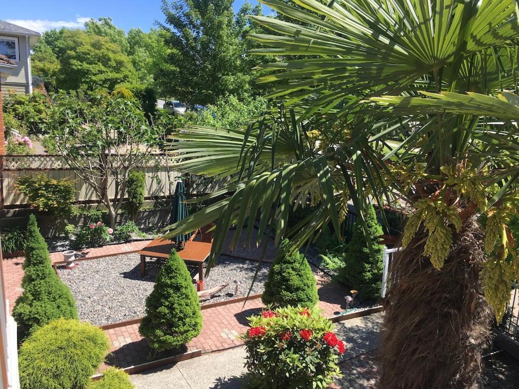 Апартаменты с видом на сад в Diana's Luxury Bed and Breakfast