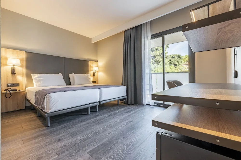Standard Double room with balcony and with city view (twin beds)