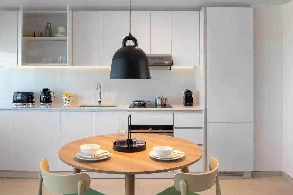 Четырёхместный люкс с 2 комнатами с видом на море в Staybridge Suites Dubai Financial Centre