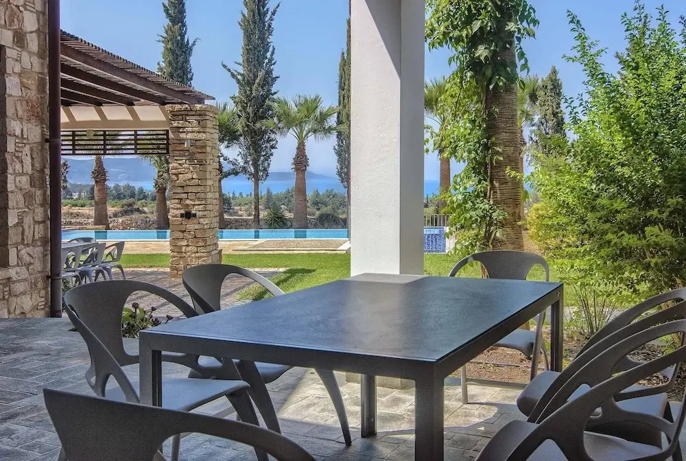 Incredible Large Villa In Paphos Sleeps 14 Children Pool, Jacuzzi, Huge Garden