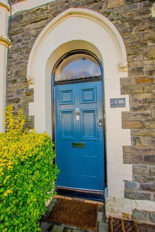 Riverside City Centre House with Hot tub and pool table - great for groups!
