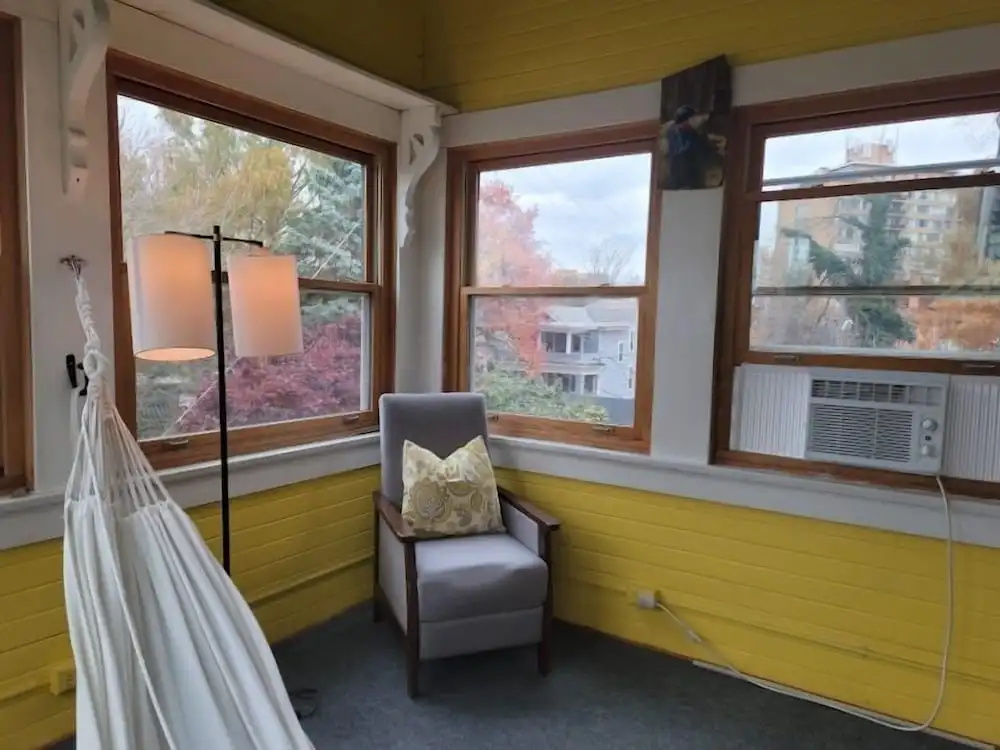 The Kings Throne Inn and Guest House