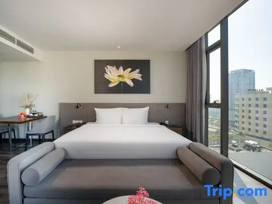 Double Suite with city view (full double bed)