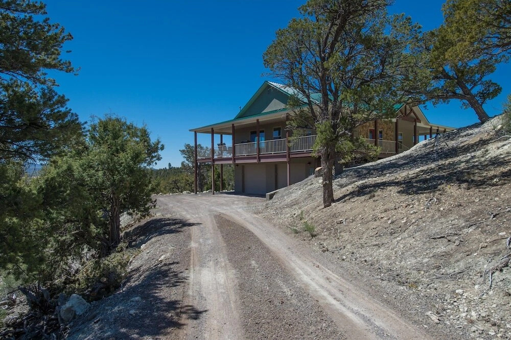 Private Luxurious Ridgetop Hideaway on 9 Acres! Between Bryce & Zion! A\C
