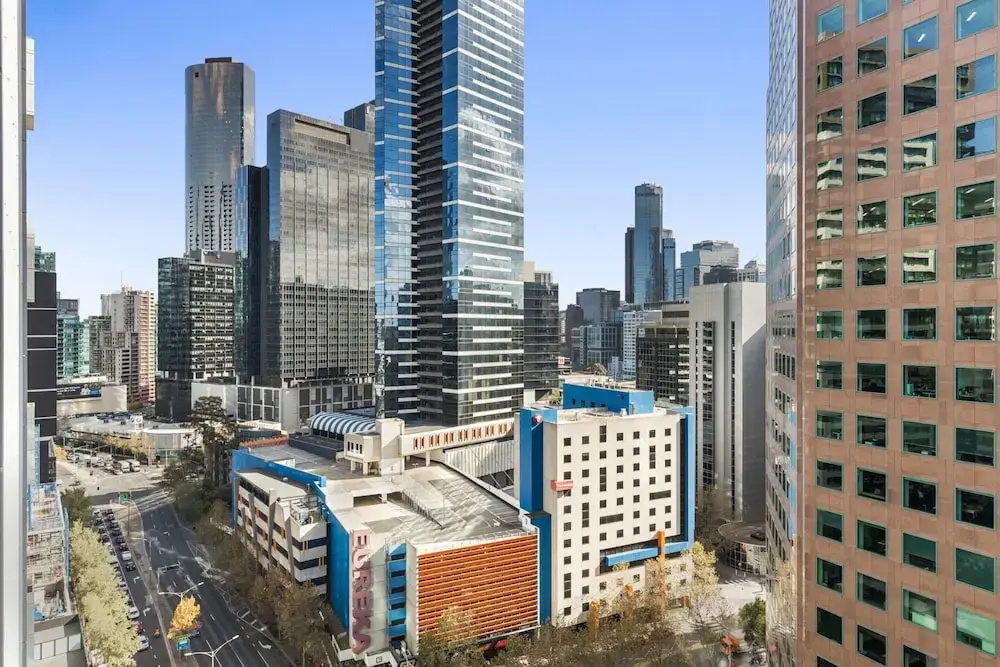 Executive Unit With Pool and Gym Near Riverfront