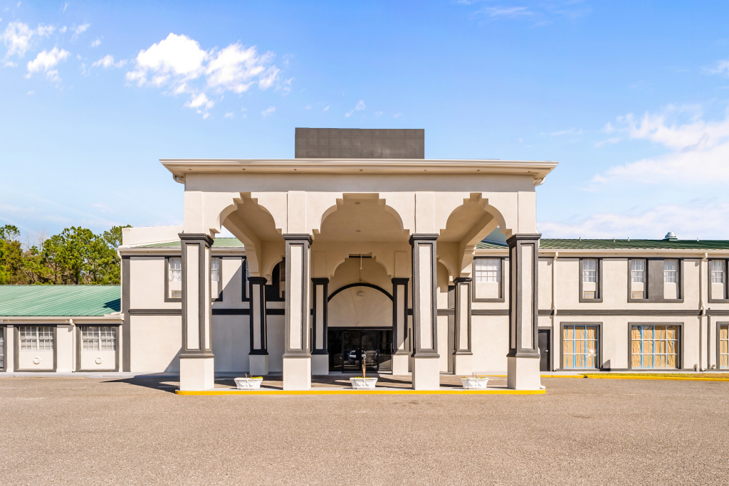 B&B HOTEL Jacksonville Airport – Newly Renovated!