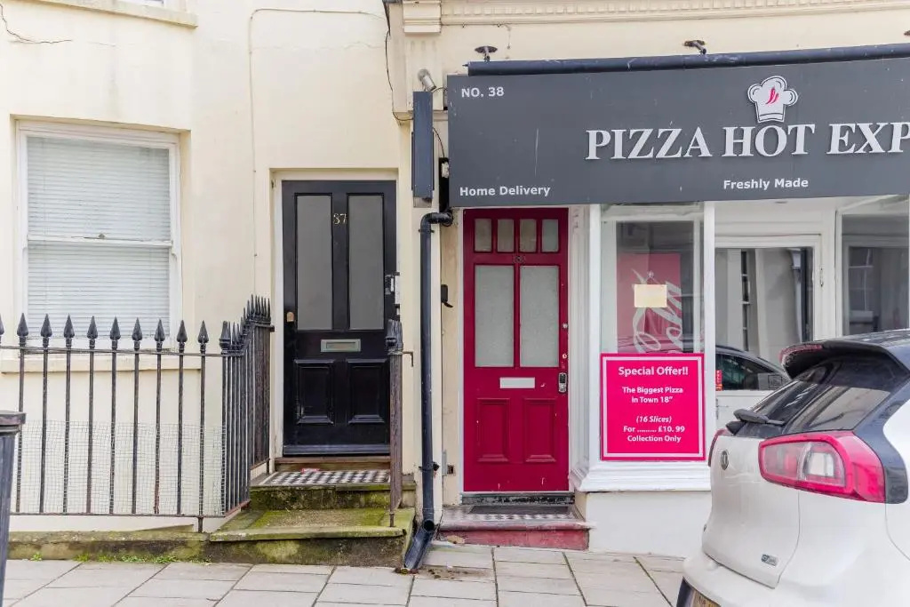 Cosy three bedroom flat next brighton seafront SLEEP 8