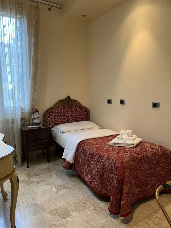 Superior Double room with canal view (full double bed)