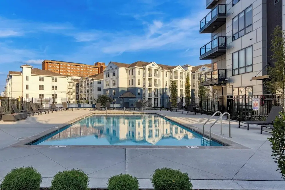 Sleeps 24 4 Modern Midtown Apartments w/ Gym + Pool Walkable to Shops & Eats