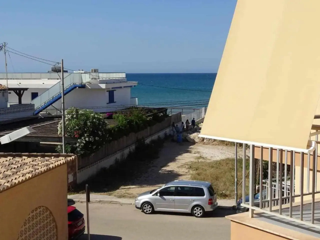 APARTAMENTOS EL SOL-Apartamento reformado a 20 metros del mar.