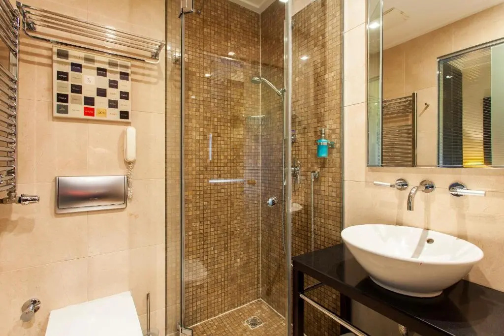 Small Double room (full double bed)