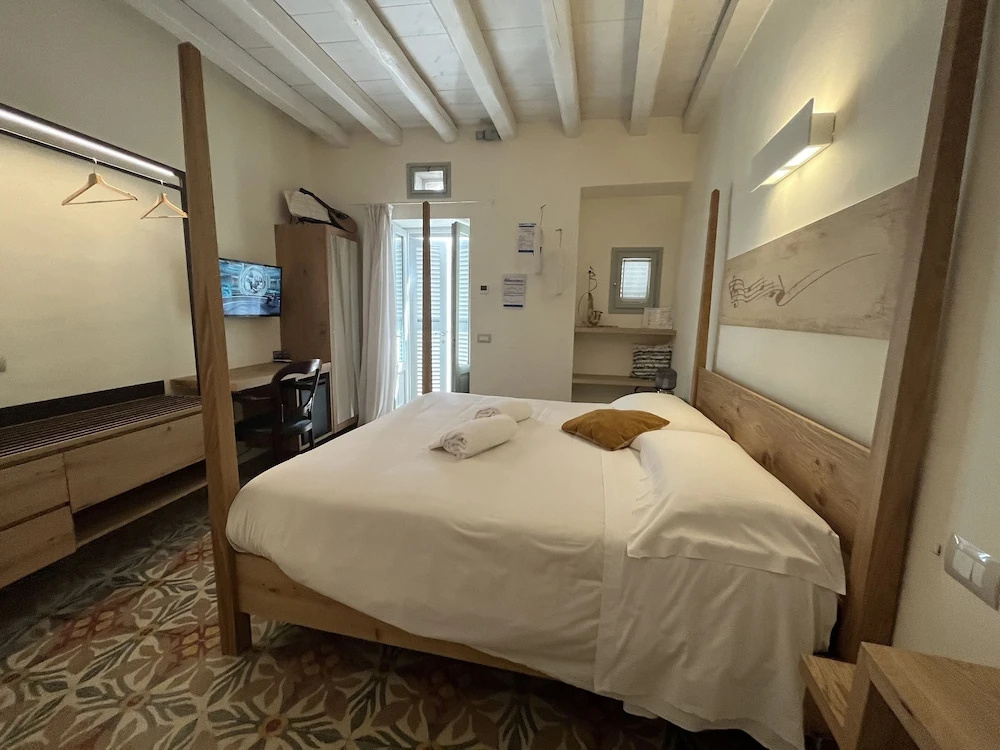 Economy Double Basement room (full double bed)