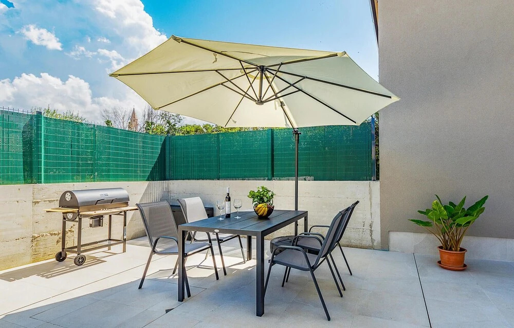 Awesome Home in Tar With Outdoor Swimming Pool, Wifi and 2 Bedrooms