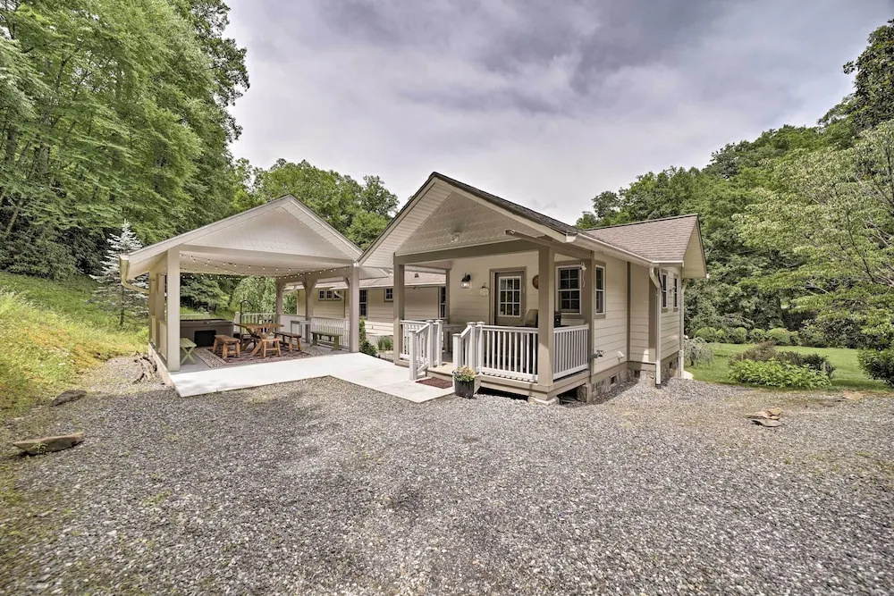 Settlers Mountain Retreat: On-site Hikes & Views!