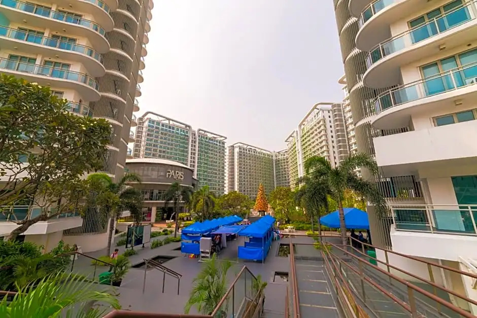 A2JSuites 1BR Azure Smart Home Suite Near Malls & Airport