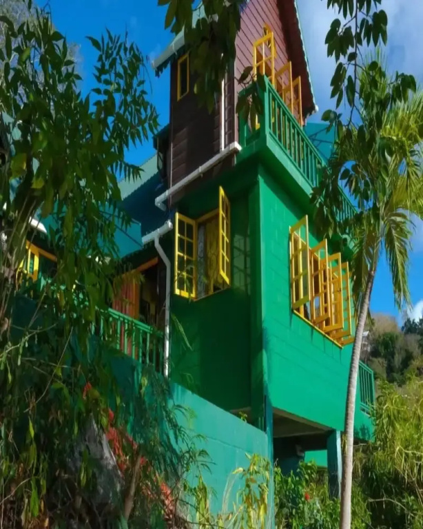 Turtle Point Bequia - 4 B R Villa w Staff