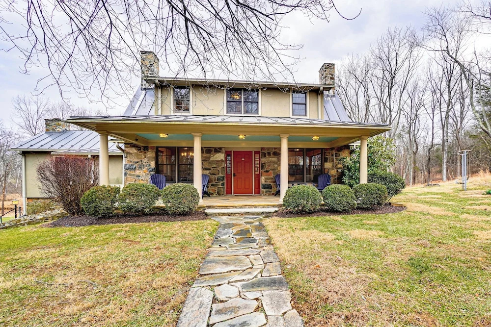 Aldie Home w/ Private Pool: Near Wineries!