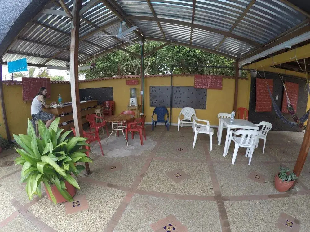Leticias Guest House - Hostel
