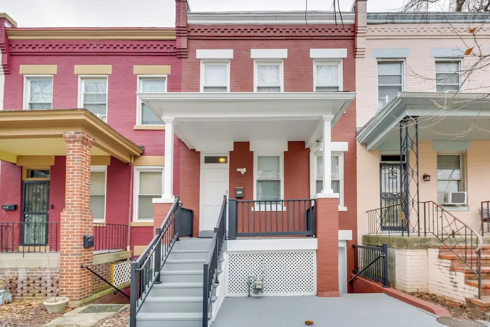 2 Mi to National Mall: DC Townhome