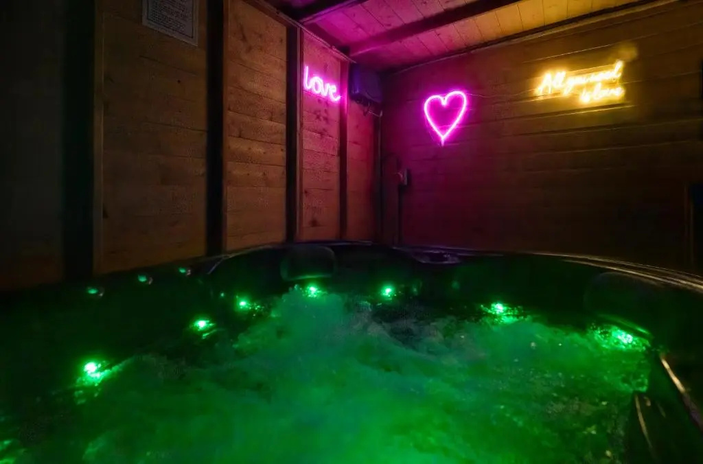 Get Away Home With Hot Tub Sleeps 4
