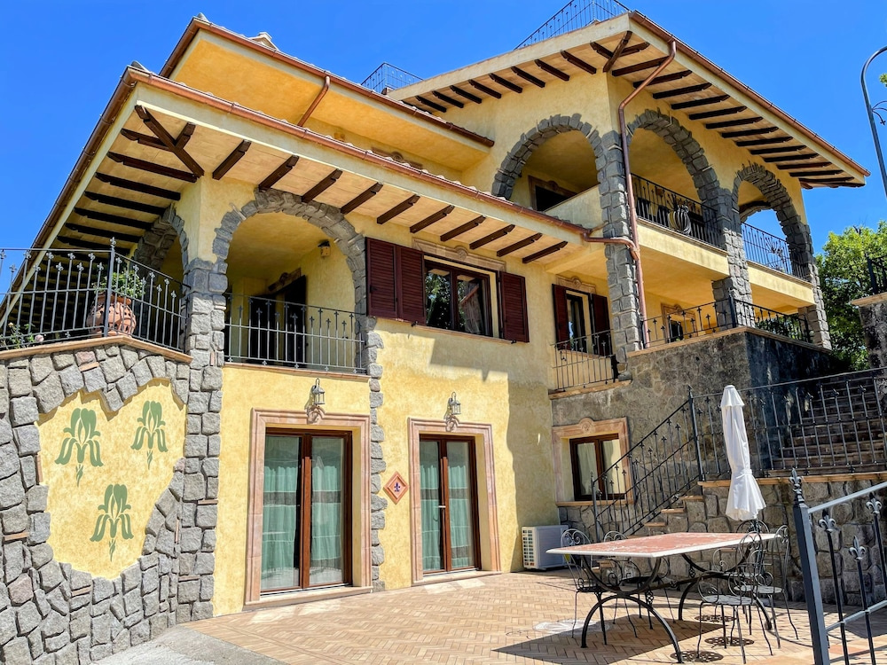 Charming Villa in Umbria - Sleeps 16 - Lake View - Pool, Jacuzzi and Events Room