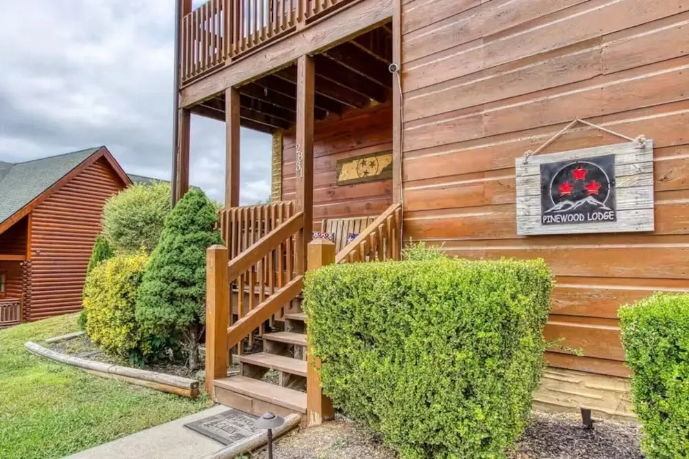Pinewood Lodge by Beyond Expectations w Hot Tub