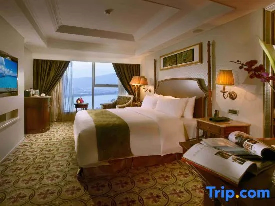 Superior Double room with lake view (full double bed)