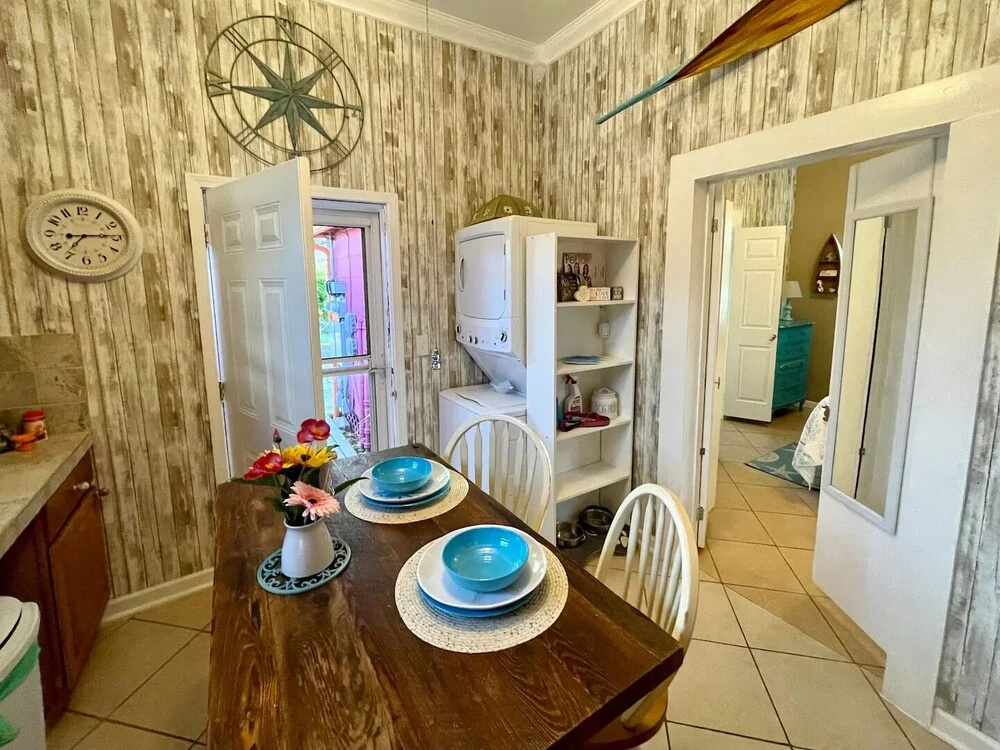 King Bed, Fenced Yard, Free Parking, Dog Friendly and Wifi - 1 BR Cottage by Redawning 1